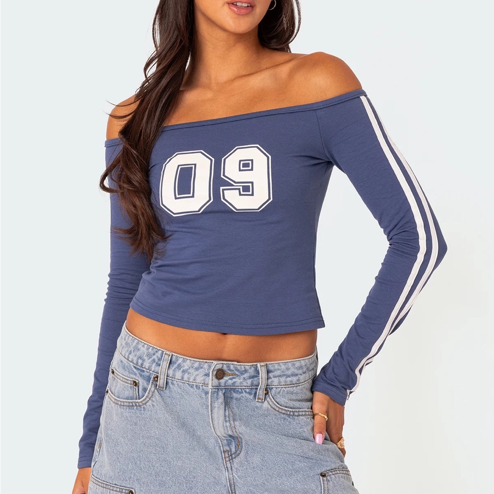 edikted 90's off the shoulder long sleeve t shirt